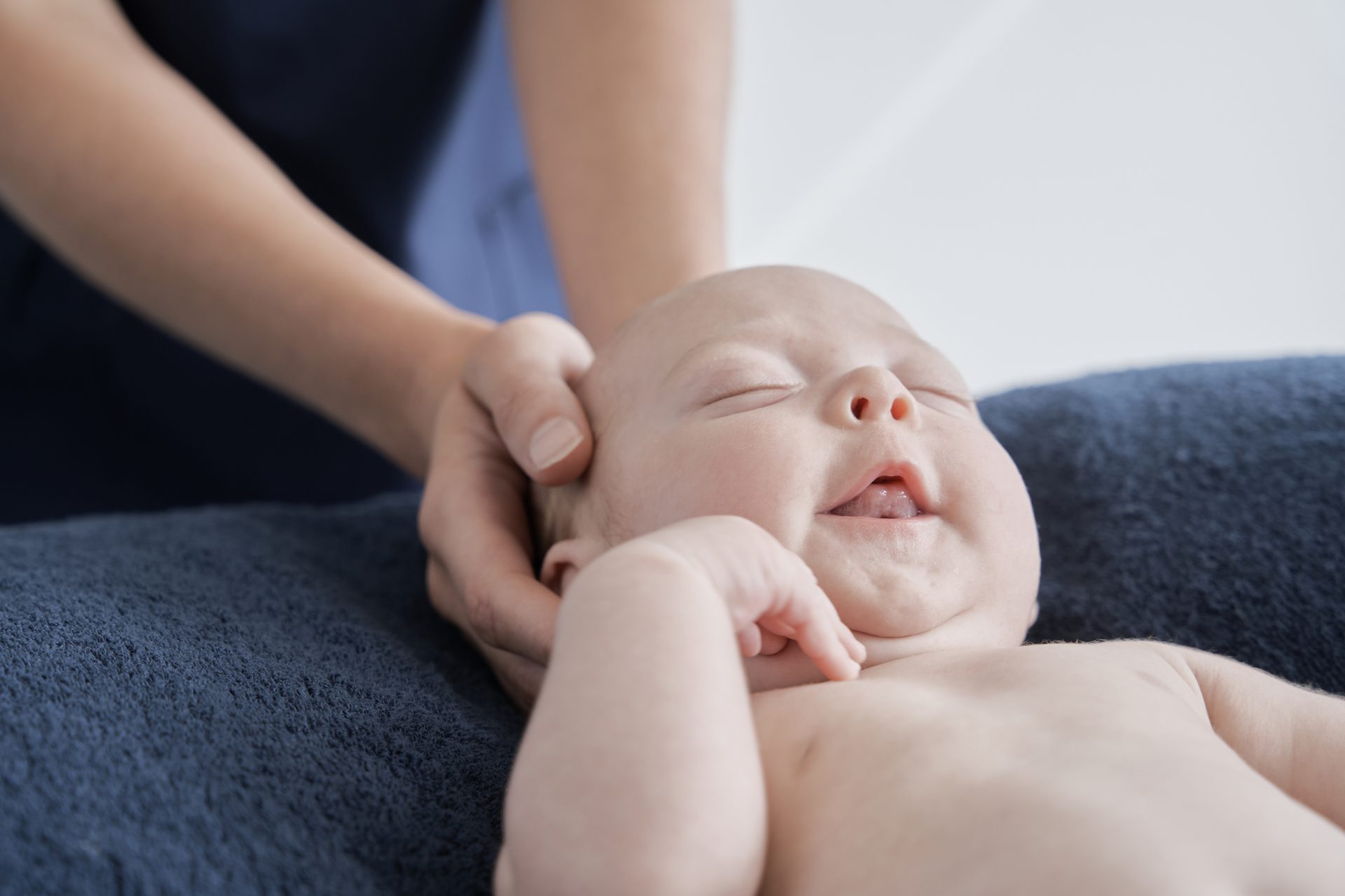 Baby: Hard belly, knees up, and back arching with grunting? 4 Baby treatment Osteo | Osteopath Auckland