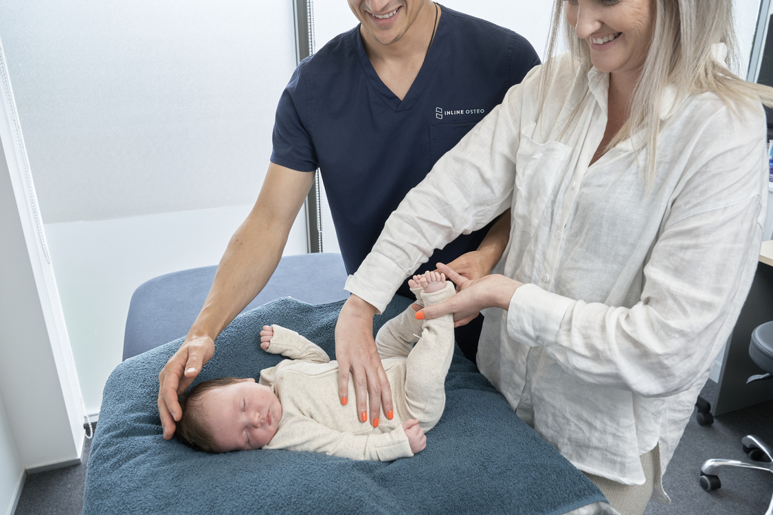 Baby: Hard belly, knees up, and back arching with grunting? 3 Baby treatment Osteo | Osteopath Auckland